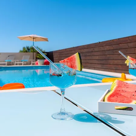 Dazzling Three Bedroom With Private Pool