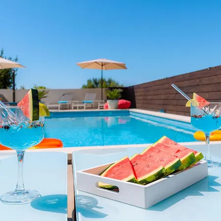 Dazzling Three Bedroom With Private Pool Villa *