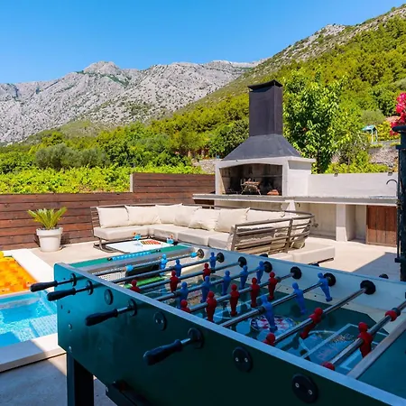 Dazzling Three Bedroom With Private Pool *