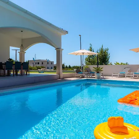 Dazzling Three Bedroom With Private Pool