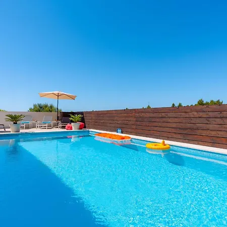 Dazzling Three Bedroom With Private Pool *