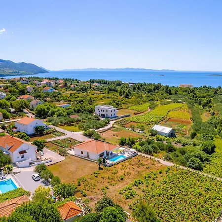 Dazzling Three Bedroom With Private Pool *