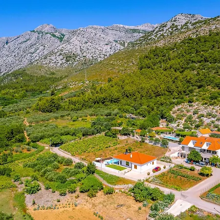 Dazzling Three Bedroom With Private Pool Villa *