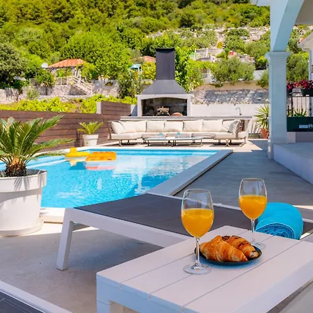 Villa Dazzling Three Bedroom With Private Pool *