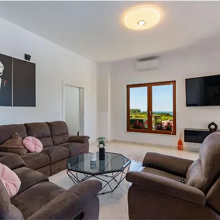 Dazzling Three Bedroom With Private Pool
