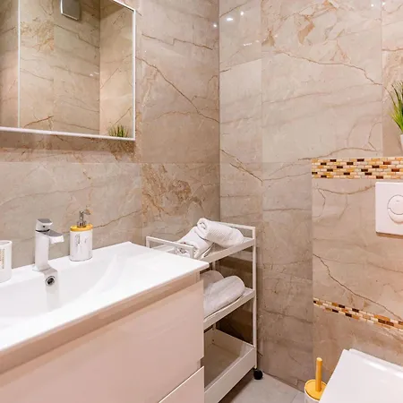 Dazzling Three Bedroom With Private Pool *
