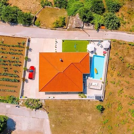 Dazzling Three Bedroom With Private Pool فيلة