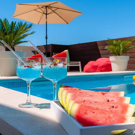 فيلة Dazzling Three Bedroom With Private Pool أوروبيتش
