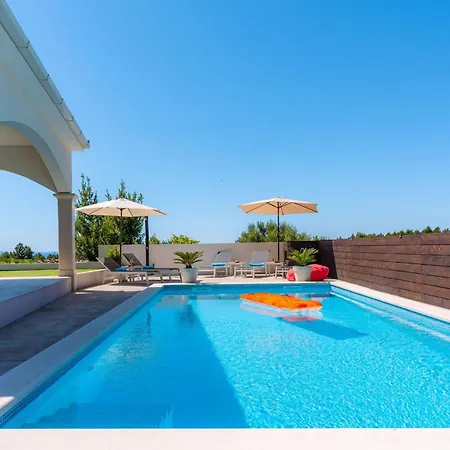 Dazzling Three Bedroom With Private Pool