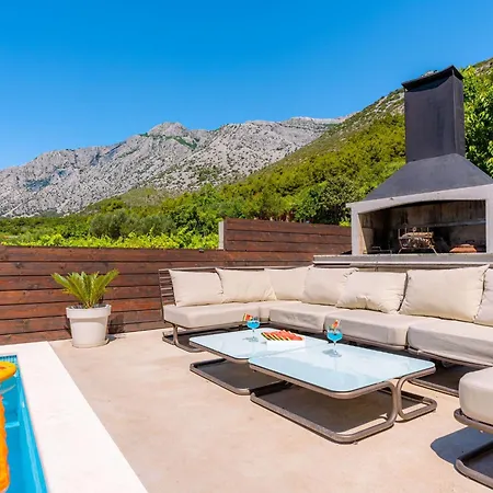 Dazzling Three Bedroom With Private Pool أوروبيتش