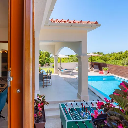 Dazzling Three Bedroom With Private Pool