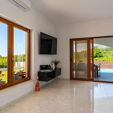 Dazzling Three Bedroom With Private Pool فيلة أوروبيتش