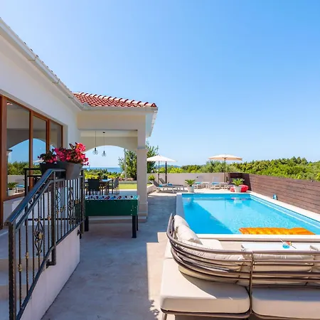 Dazzling Three Bedroom With Private Pool * أوروبيتش