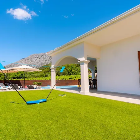 Dazzling Three Bedroom With Private Pool فيلة
