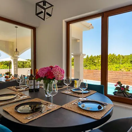Dazzling Three Bedroom With Private Pool فيلة أوروبيتش