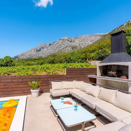 Dazzling Three Bedroom With Private Pool *