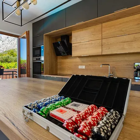 Dazzling Three Bedroom With Private Pool أوروبيتش
