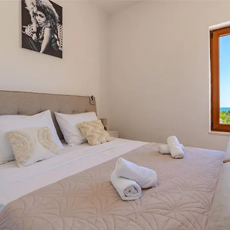 Dazzling Three Bedroom With Private Pool فيلة أوروبيتش