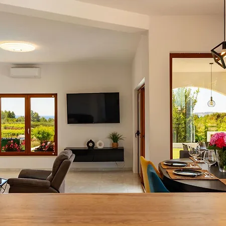 Dazzling Three Bedroom With Private Pool *